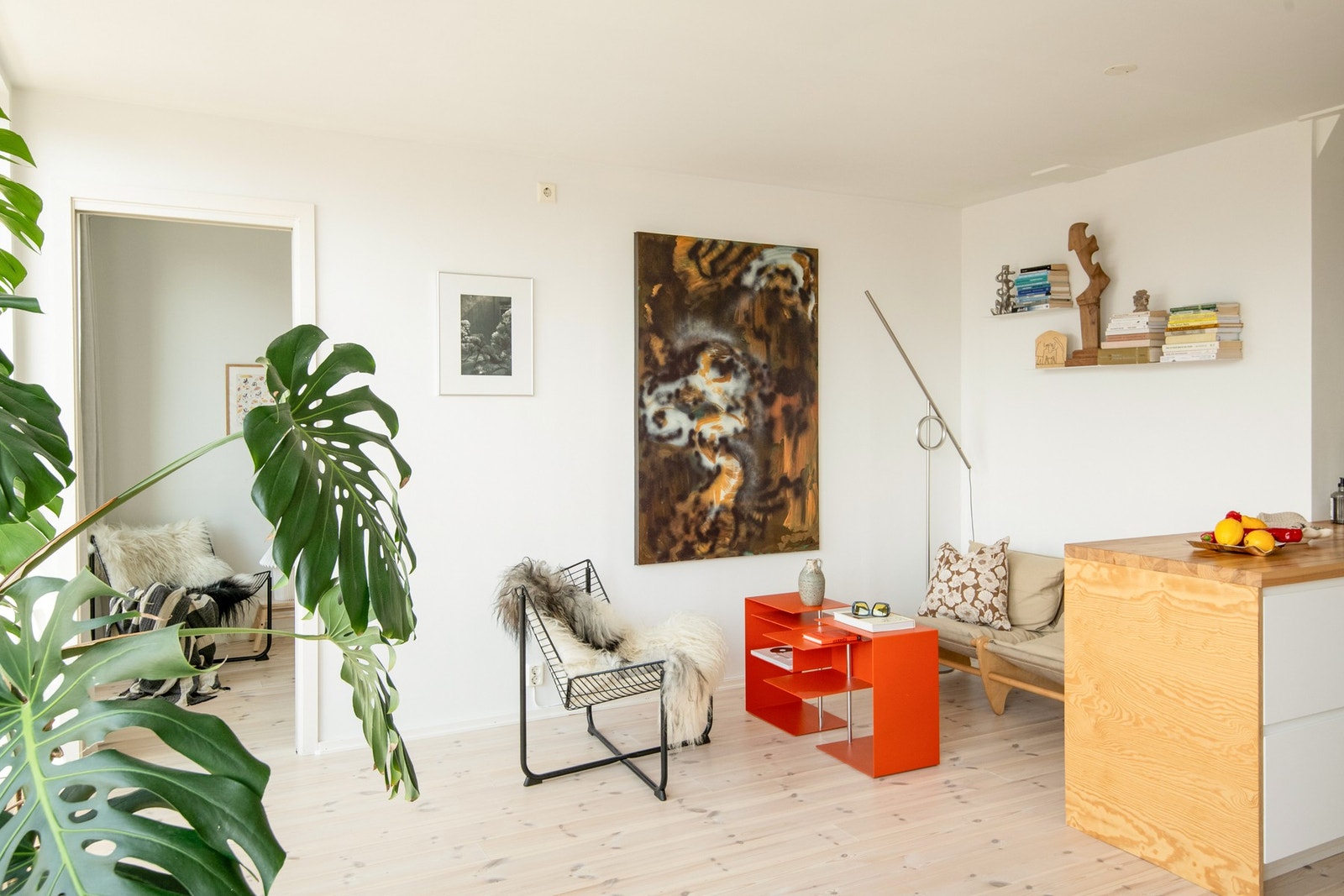 Stuen er et romslig og svært innbydende rom, med en luftig atmosfære og rikelig med naturlig lys. Galleribilde