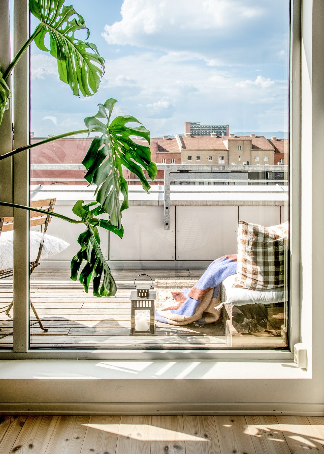 Store vindusflater strekker seg fra gulv til tak og slipper inn rikelig med dagslys, samtidig som de gir flott utsyn mot takterrassen. Galleribilde