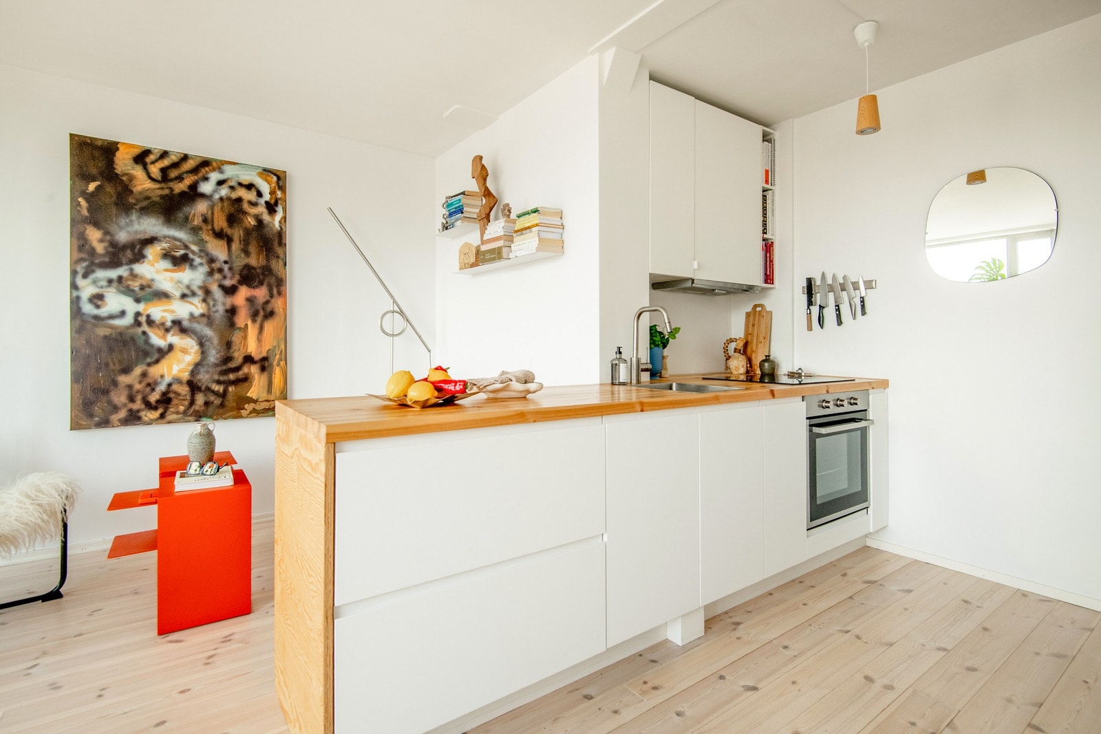 Den åpne løsningen mot kjøkkenet understreker romfølelsen og skaper en sosial sone med god flyt. Galleribilde