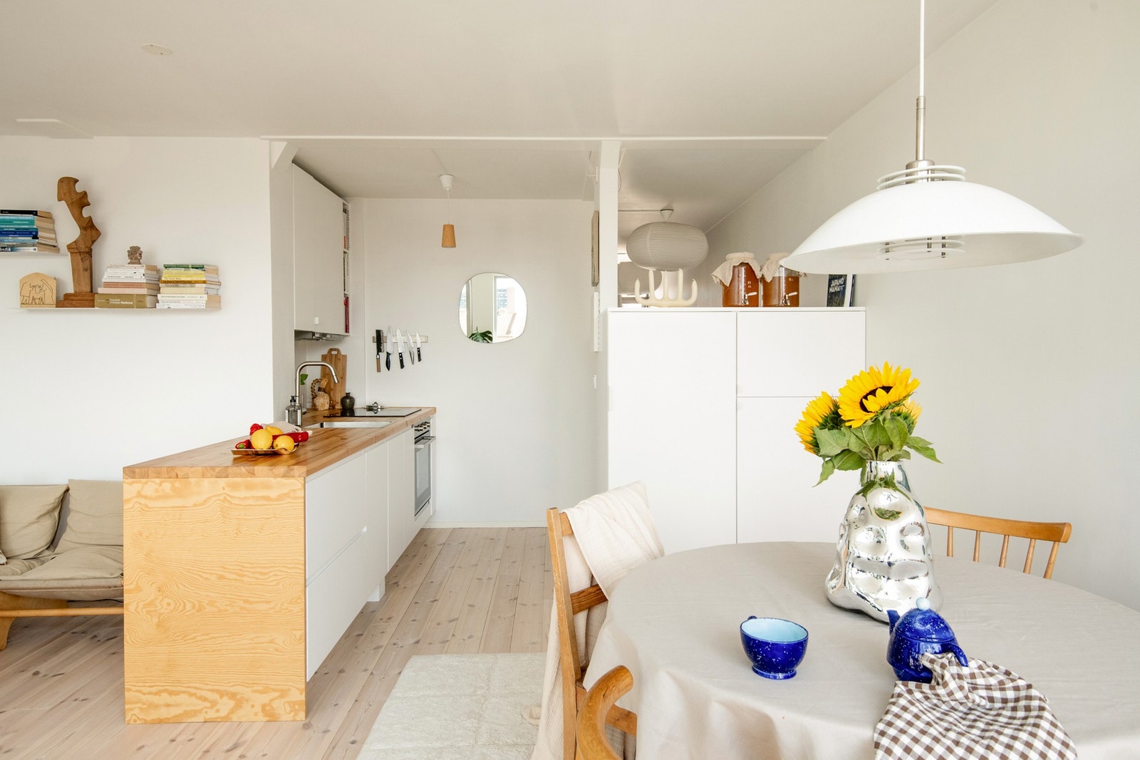 Stuen deles naturlig inn i to soner takket være den praktiske kjøkkenøyen. Galleribilde