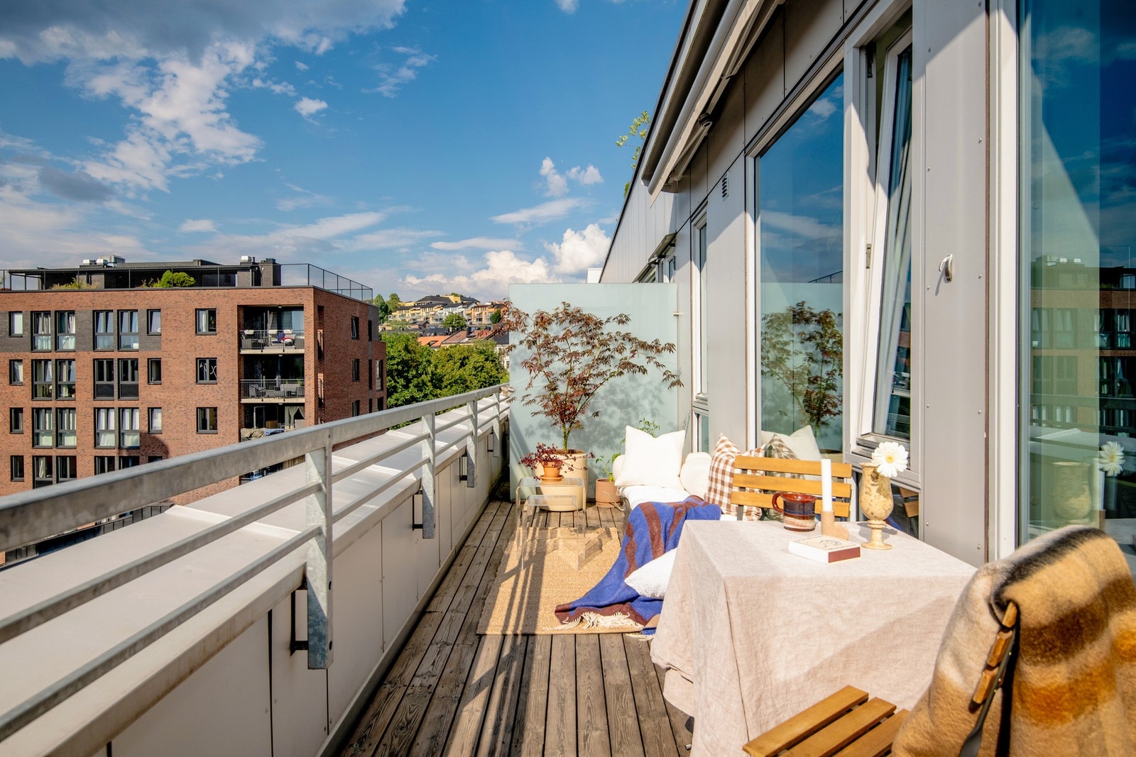 Her er det rikelig med plass til både utemøbler og avslappende sommerstunder. Galleribilde