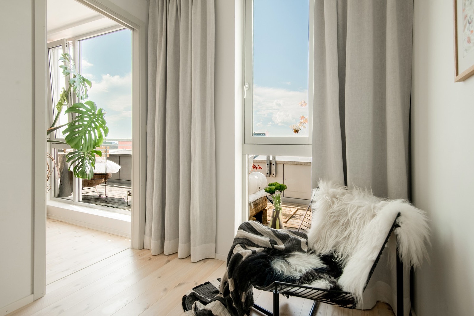 Hovedsoverommet har i tillegg plass til garderobeløsning, og et stort vindu slipper inn rikelig med dagslys og bidrar til et luftig og behagelig miljø. Galleribilde