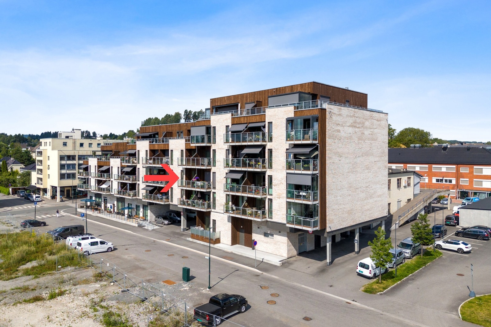 Her bor du med heis, garasjeplass og kort vei til alt byen har å by på - Velkommen på visning. Galleribilde