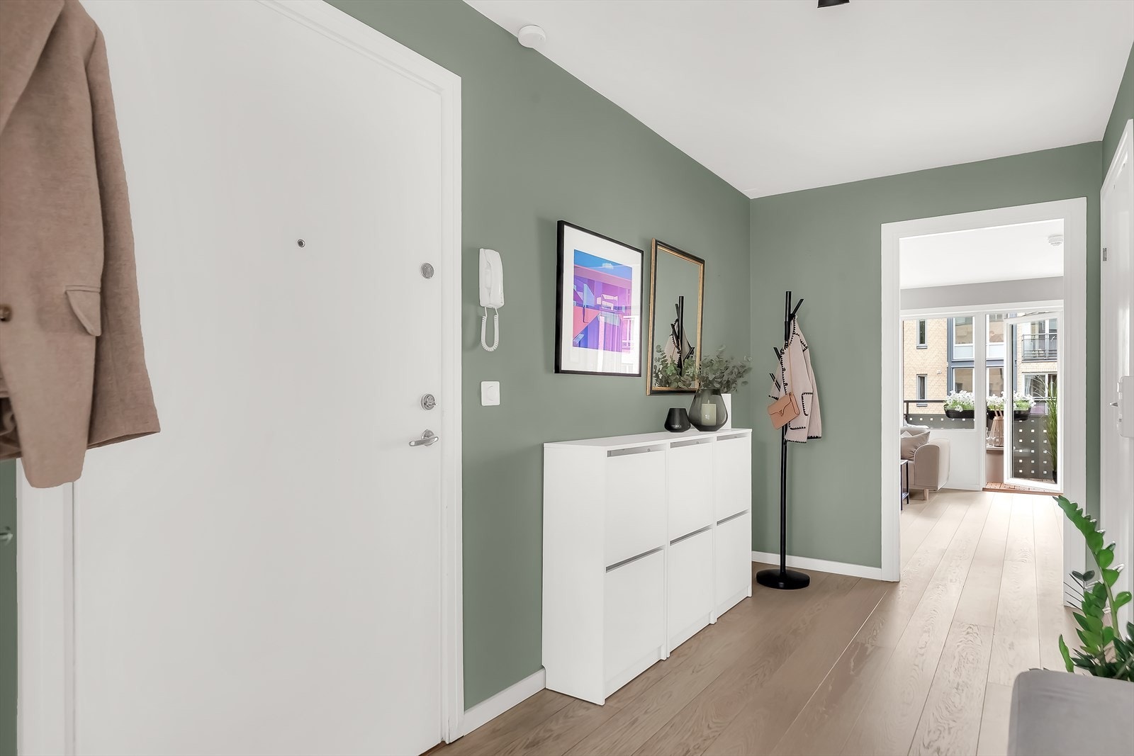 Leiligheten har en innbydende entré som skaper et umiddelbart godt førsteinntrykk. Det er god plass til oppbevaring av yttertøy i garderobeskapet. Galleribilde