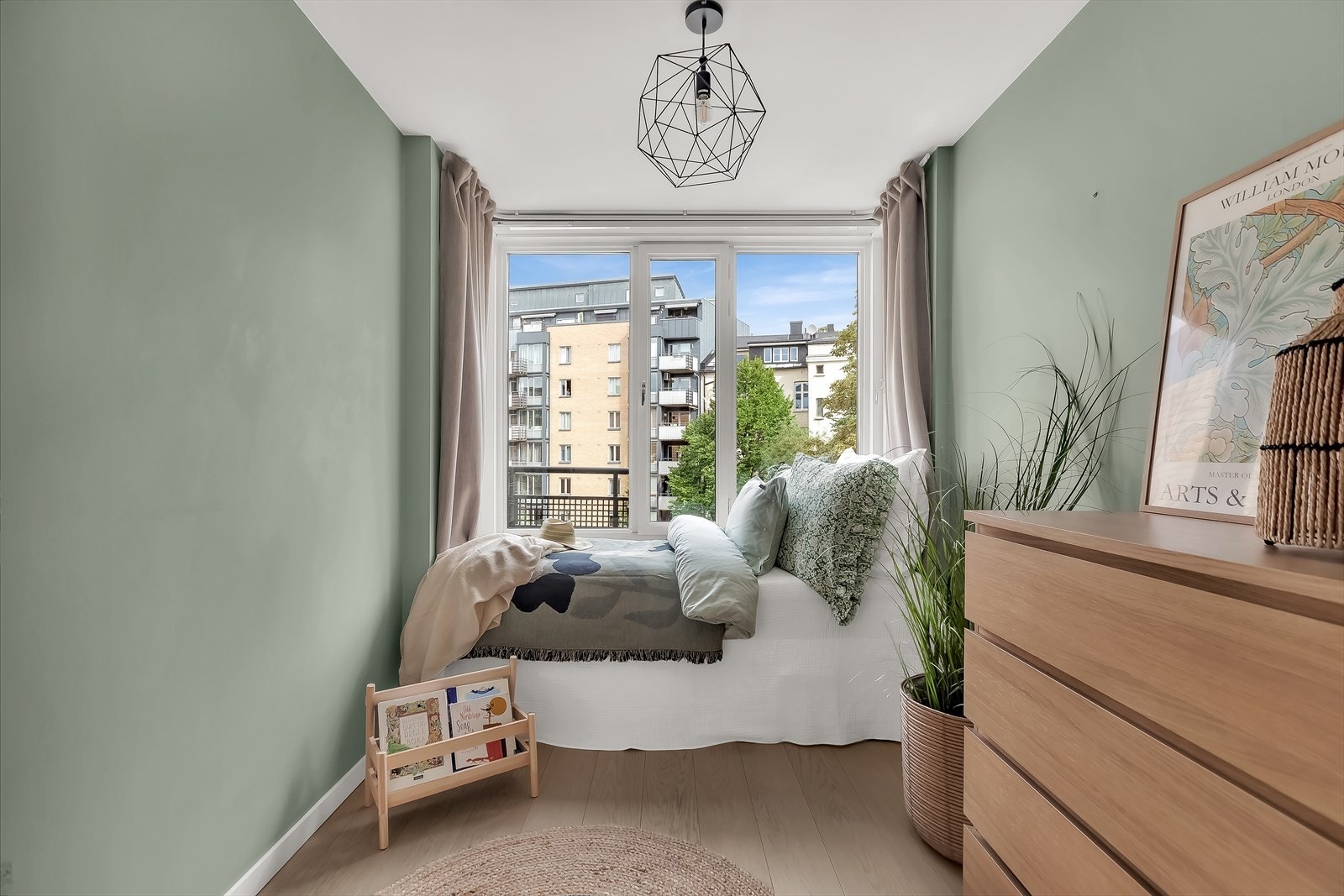 Soverom 2 er romslig og har plass til både seng og øvrige møbler. Galleribilde