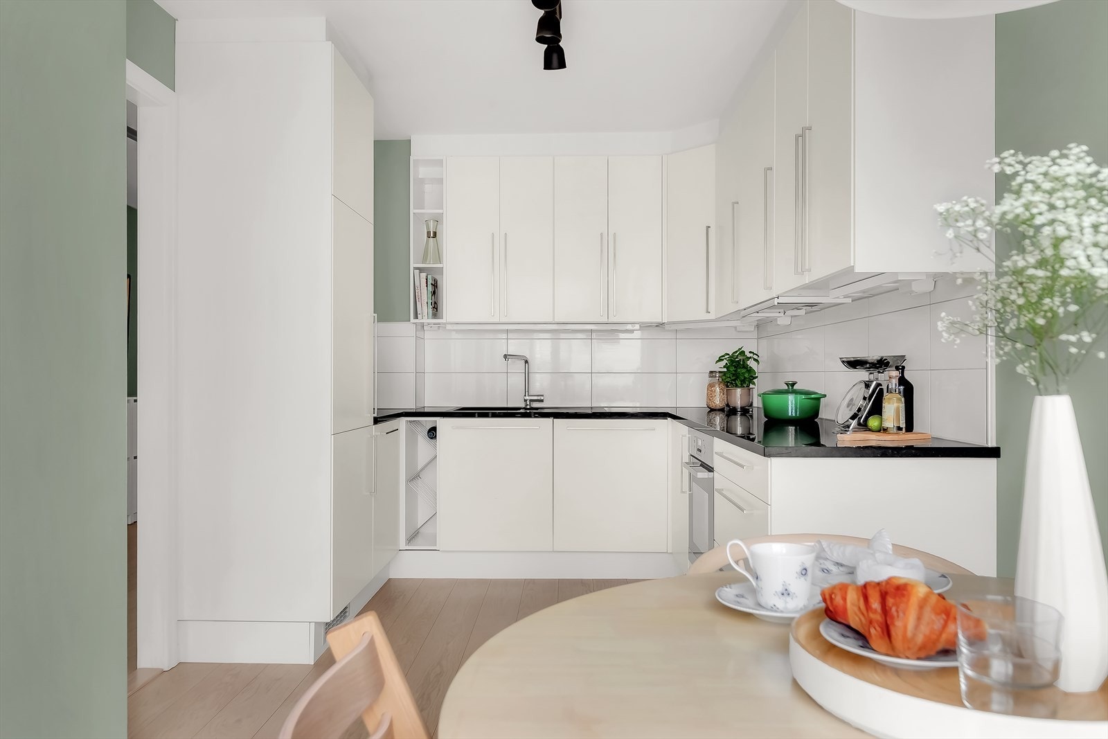 Stilrent kjøkken med god benke- og skapplass. Galleribilde