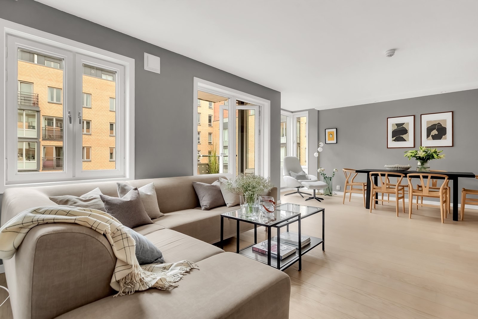 Gulvet er belagt med flott 1-stavsparkett, og overflatene er malt i delikate og moderne fargetoner. Galleribilde