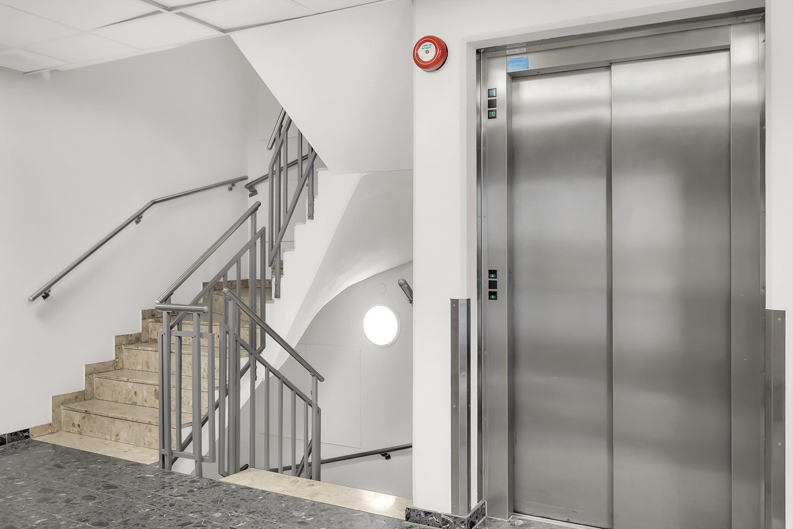 Bygget har heis med adkomst til alle plan. Galleribilde