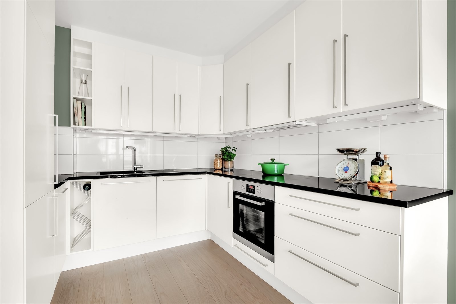 Innredningen har slette fronter og benkeplate i stein/granitt med integrert oppvaskkum og ettgreps blandebatteri. Kjøkkenet er utstyrt med integrerte hvitevarer, herunder stekeovn, platetopp, kjøl/frys, oppvaskmaskin og mikrobølgeovn. Galleribilde