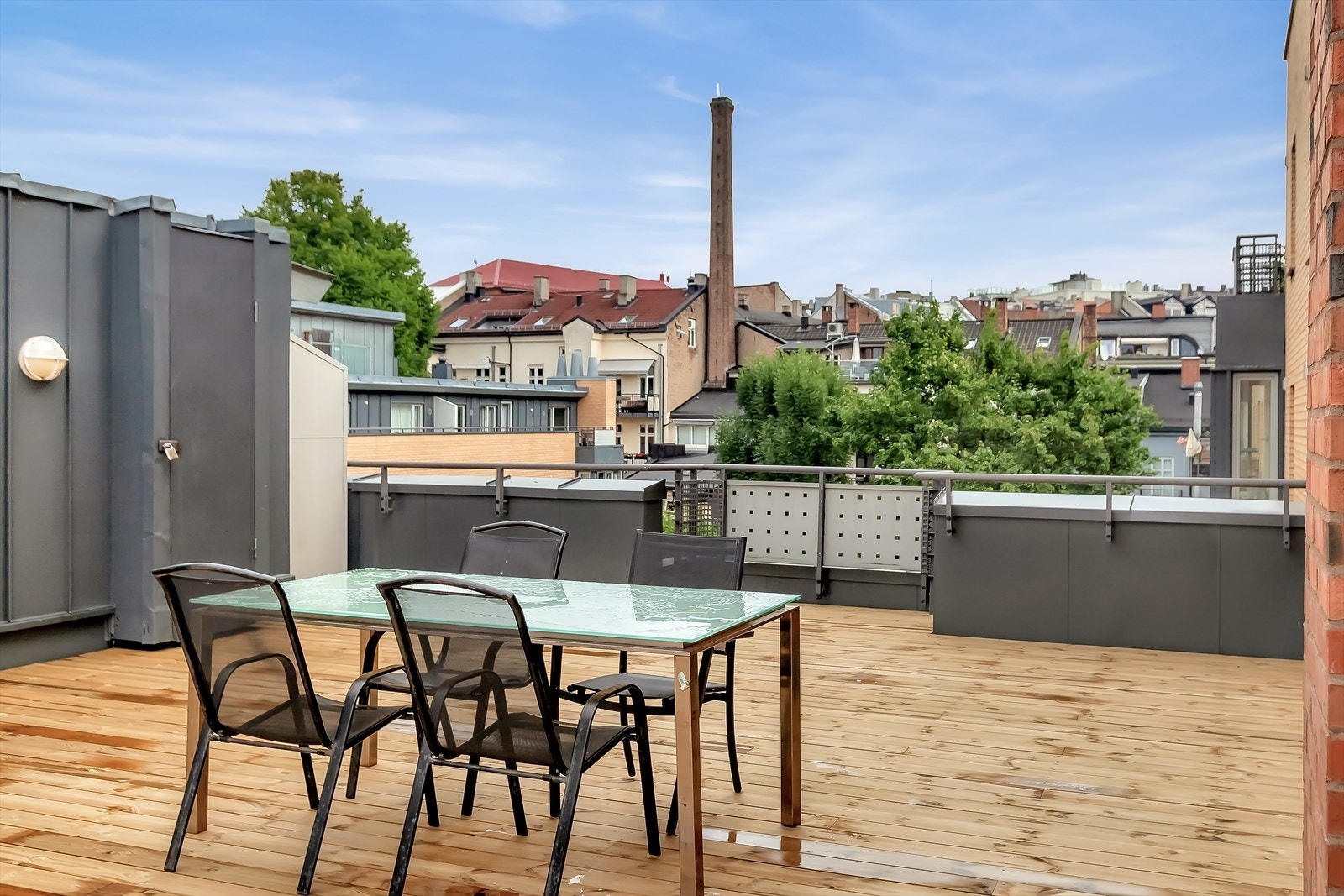 Sameiet byr på en stor, felles takterrasse med flotte solforhold. Galleribilde