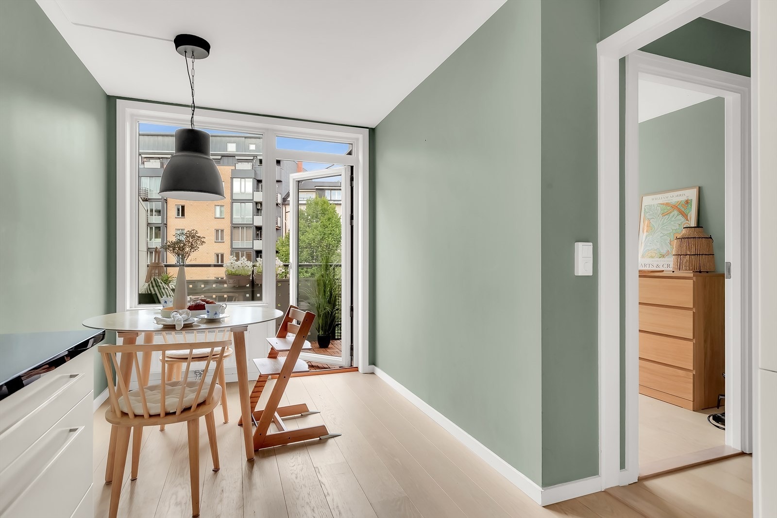 Like ved utgangen til den andre balkongen er det god plass til et trivelig spisebord på kjøkkenet. Galleribilde