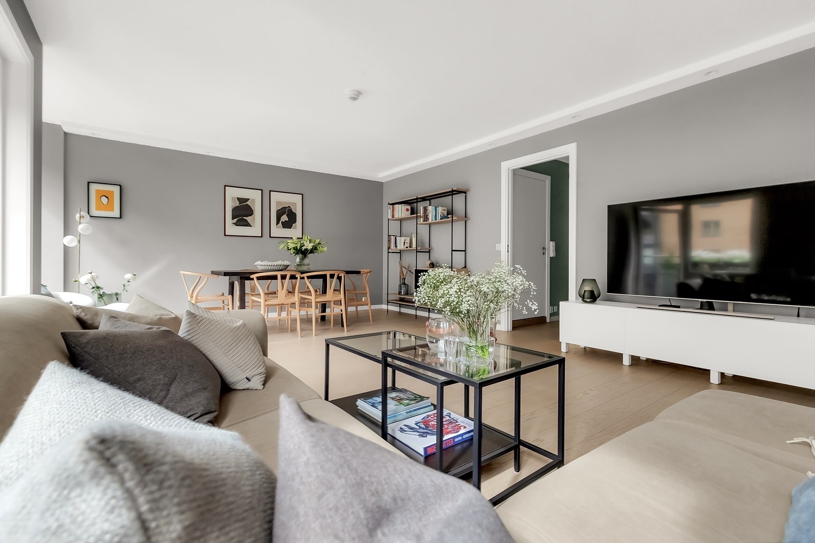 Planløsningen åpner opp for flere møbleringsmuligheter med god plass til sofagruppe, TV-møbler og spisebord med tilhørende stoler. Galleribilde