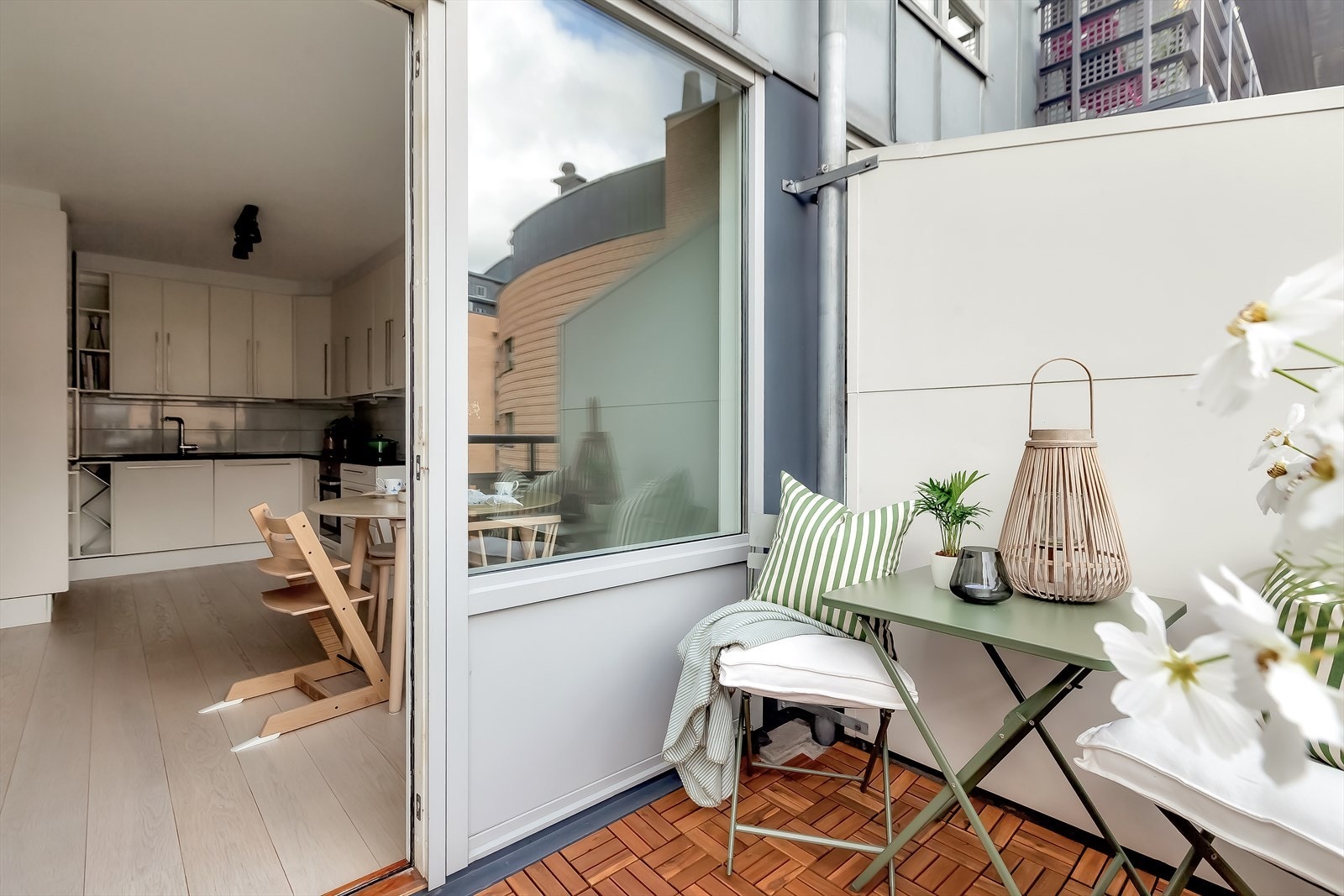 Balkongen gir gode muligheter for å nyte frisk luft, plantekasser eller en liten sittegruppe, og bidrar til å utvide oppholdsarealet i sommerhalvåret. Galleribilde