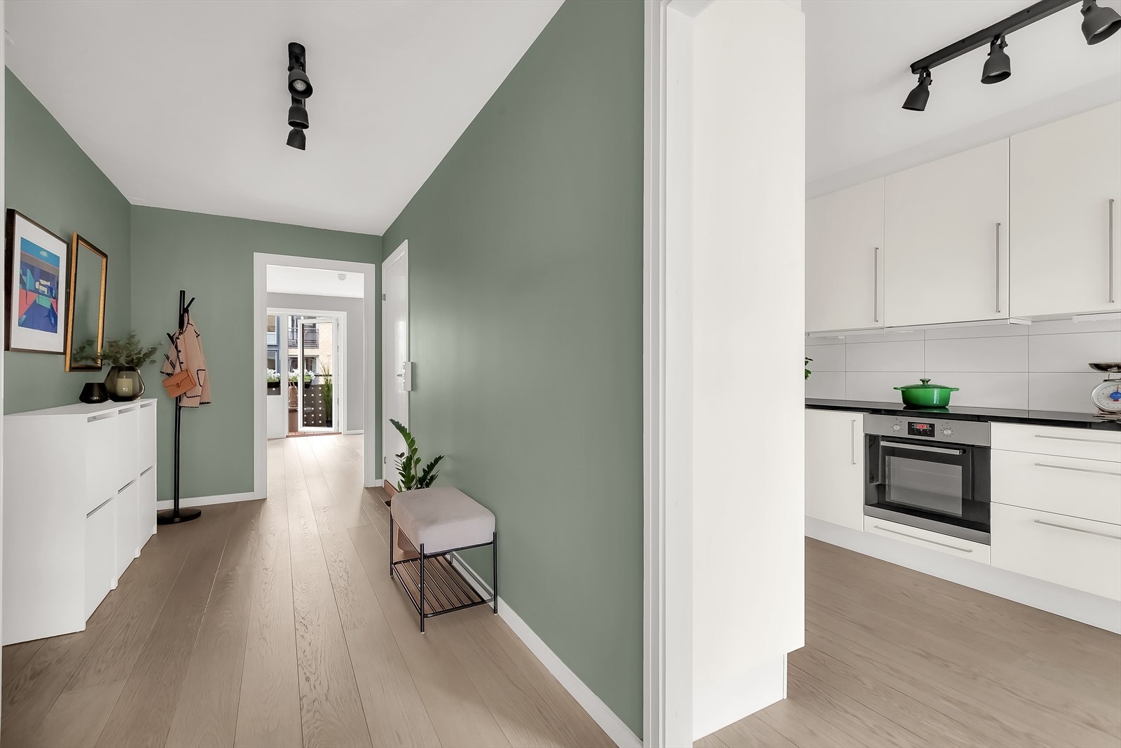 I motsatt ende av leiligheten finner du et romslig og skjermet kjøkken. Galleribilde