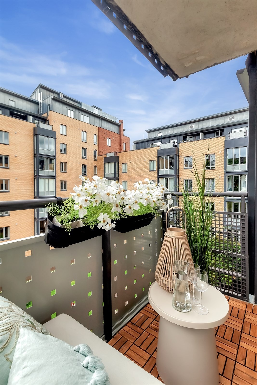 I vår- og sommerhalvåret blir balkongen en naturlig forlengelse av stuen, perfekt for hyggelige stunder med familie og venner. Galleribilde