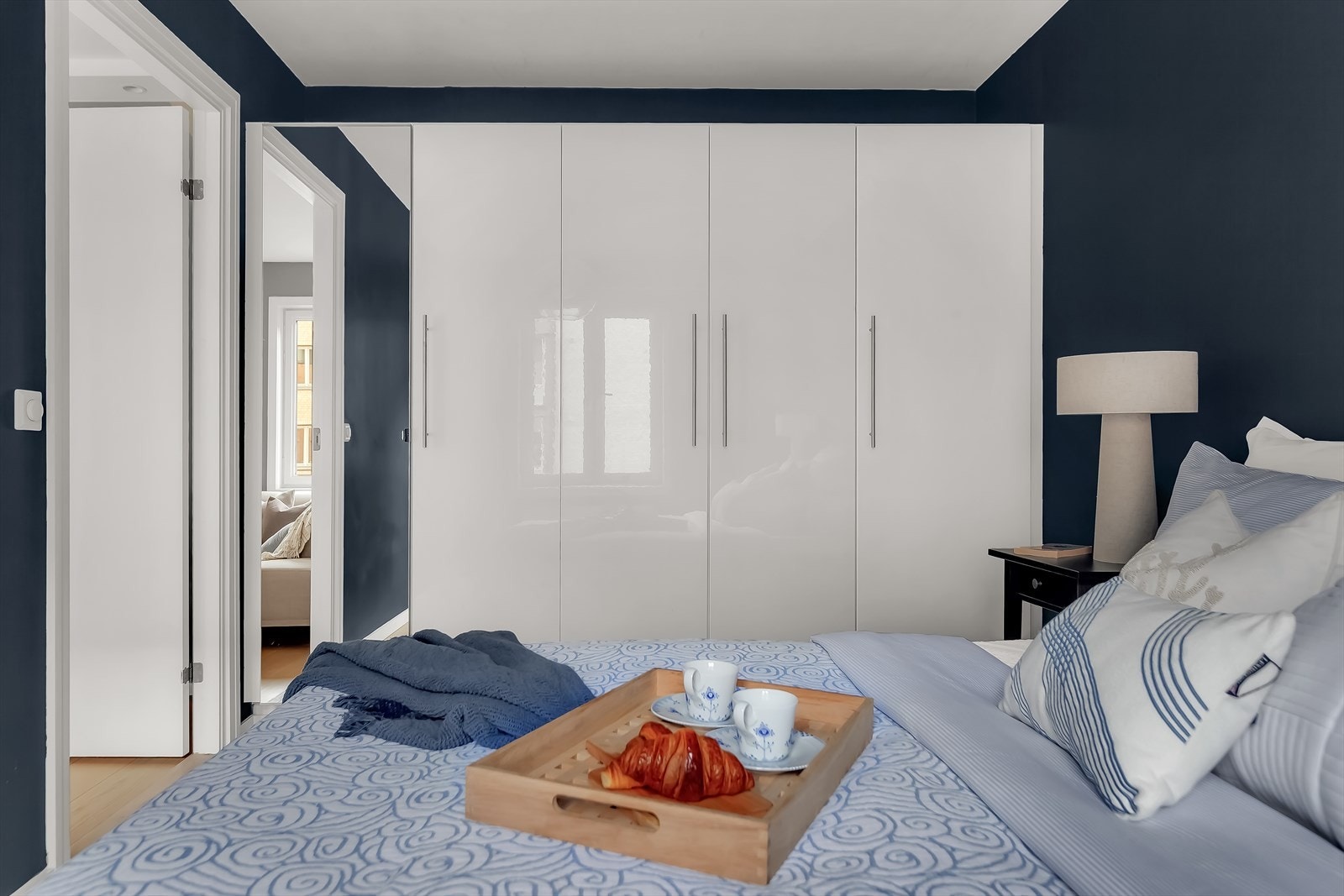 God oppbevaringsplass i romslig garderobeskap bidrar til en praktisk og ryddig romløsning. Galleribilde