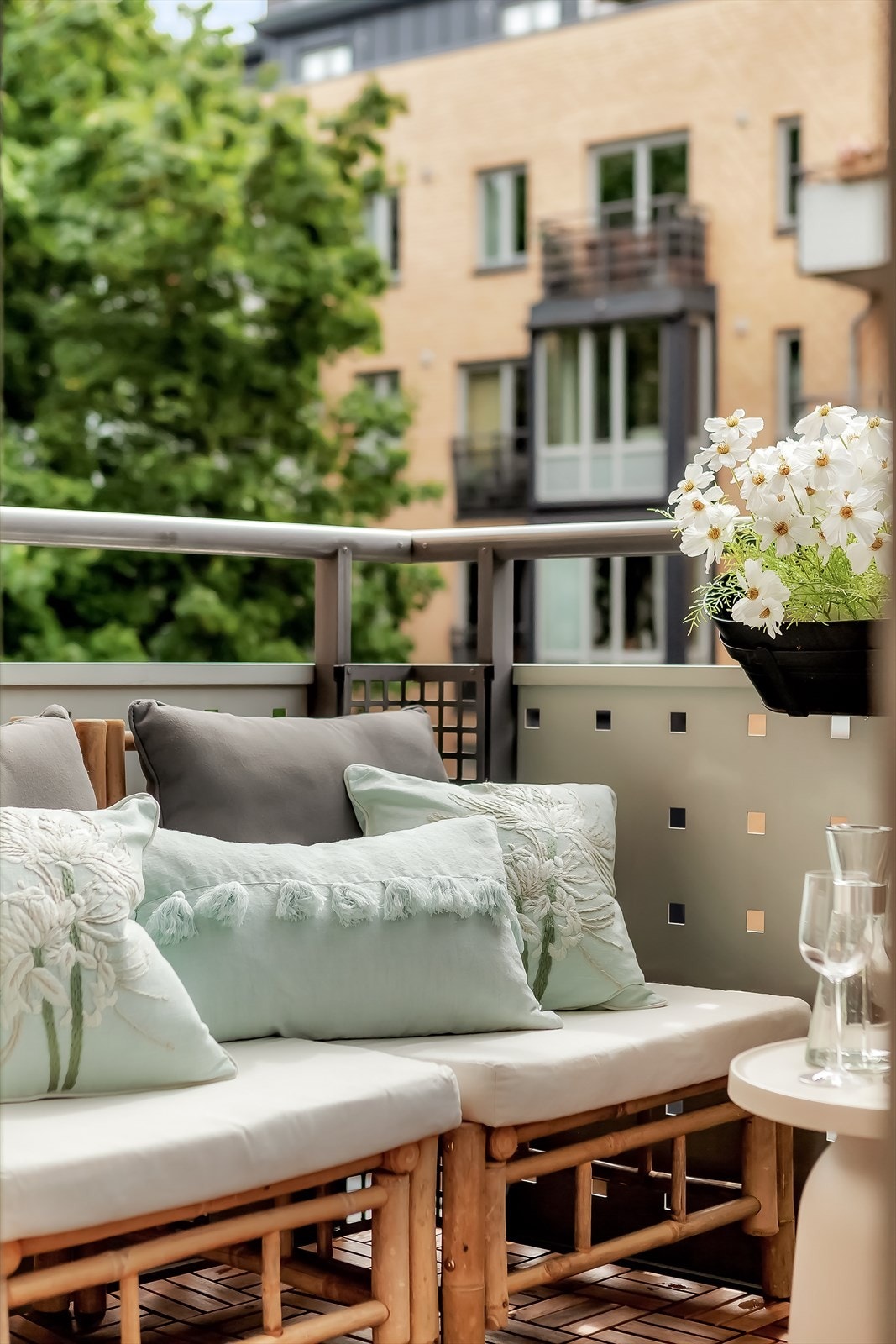 Fra stuen er det utgang til en hyggelig balkong på ca. 4,2 kvm med gode solforhold, vendt mot en stille og skjermet bakgård. Galleribilde