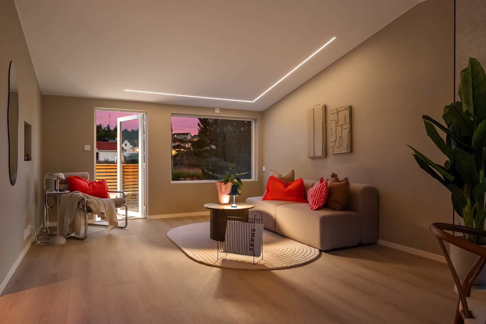 Elegant LED-belysning i taket. Opplegg for TV-krok på vegg med innhuk og kabelrør. Galleribilde