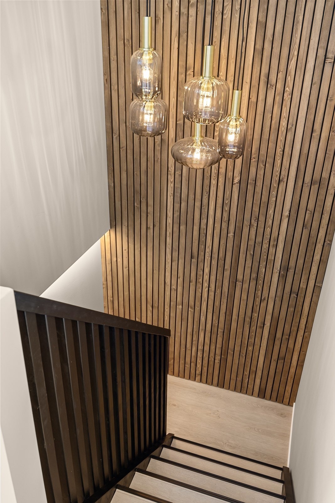 Etasjenes bindeledd - nydelig trapp med LED- belysning. Galleribilde