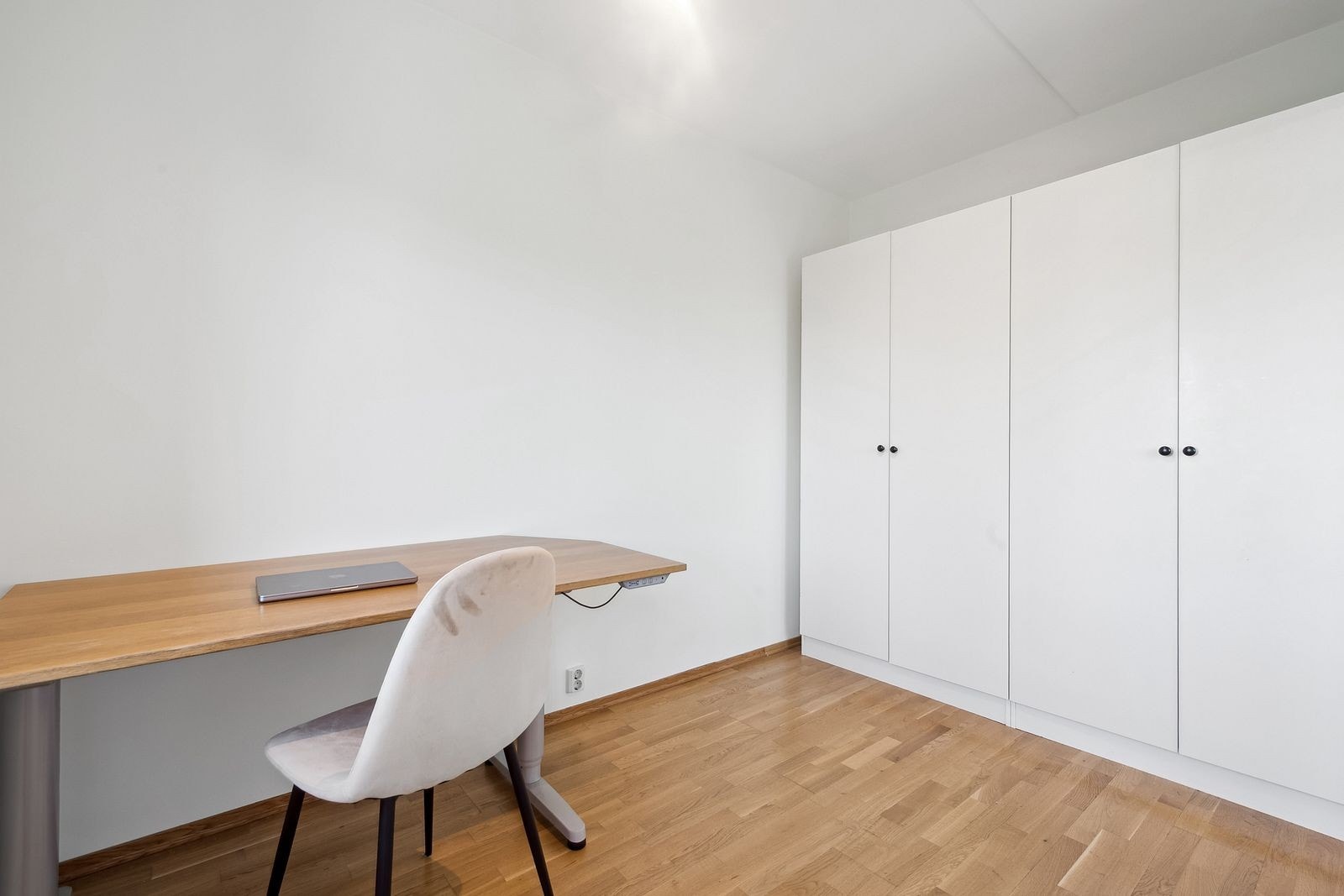 Soverom 2 med garderobeskap Galleribilde