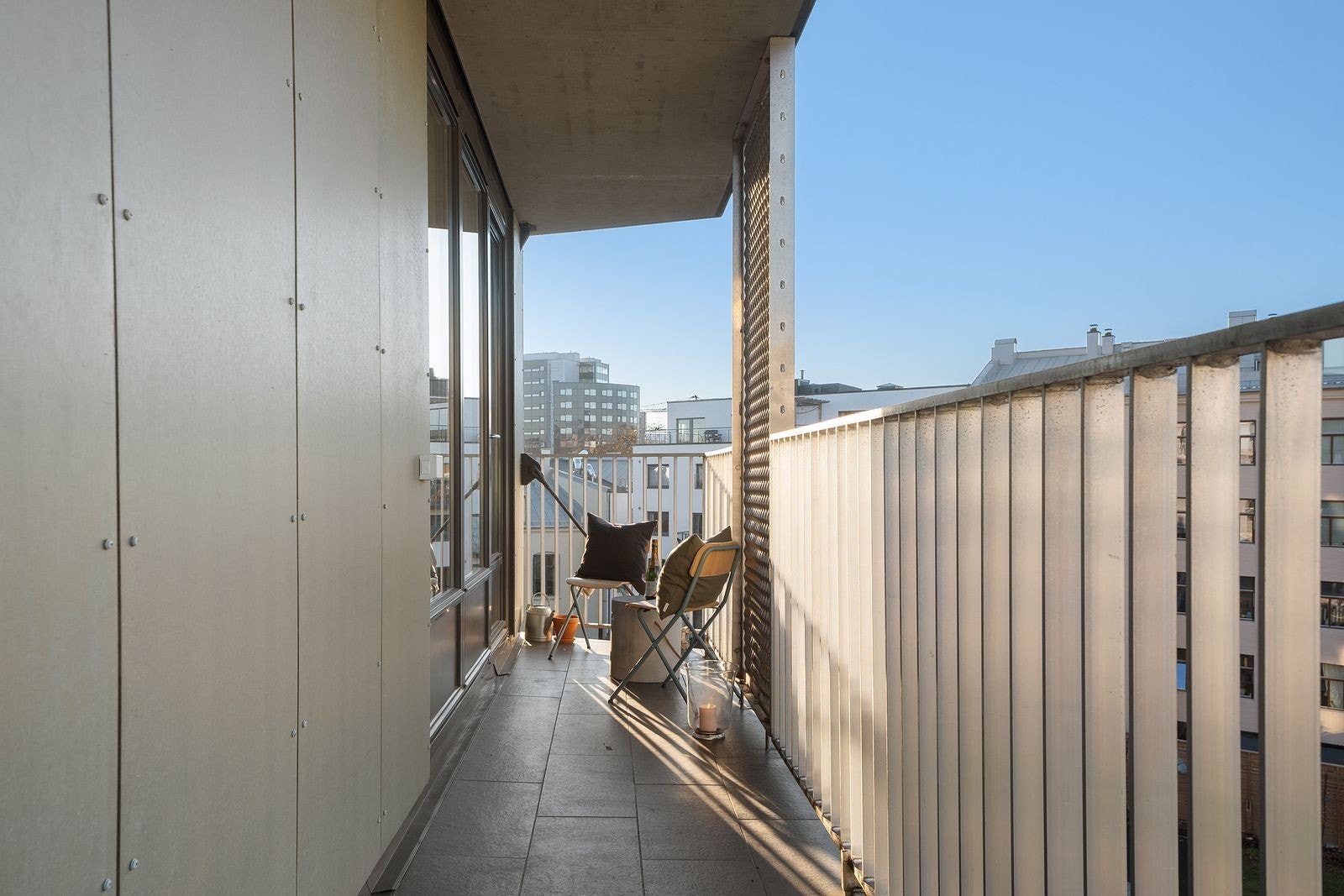 Balkong, usjenert utsikt mot bakgård Galleribilde