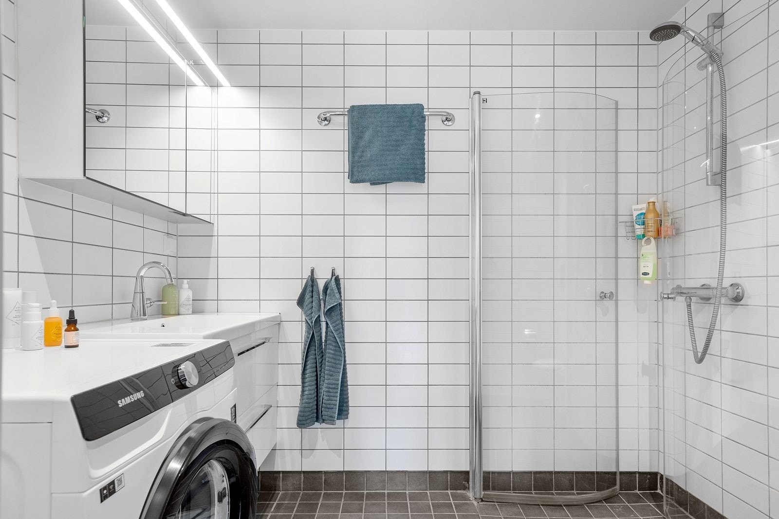 Baderom - vaskemaskin er medfølger Galleribilde