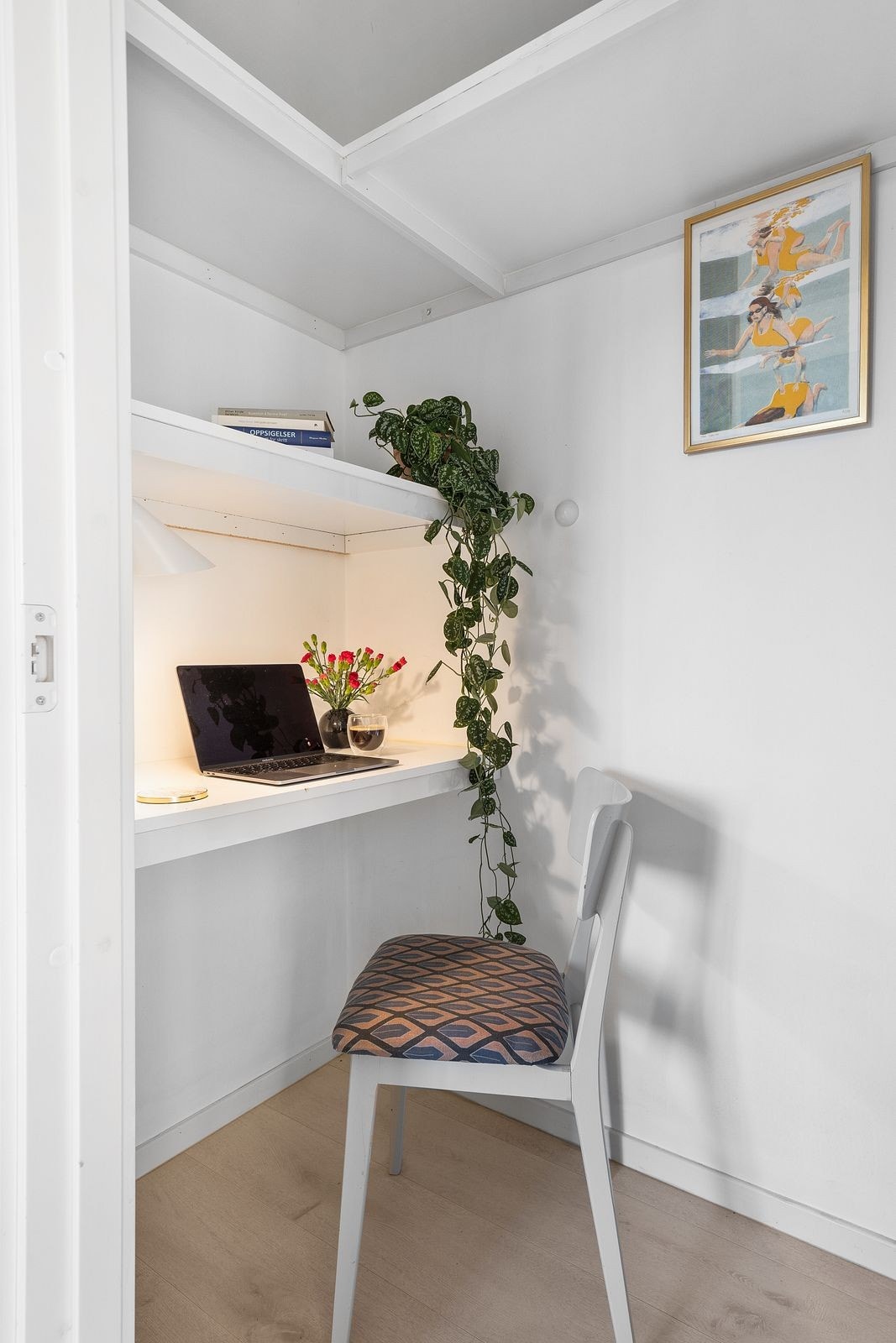 Innvendig bod med hyller og god lagrinsplass Galleribilde