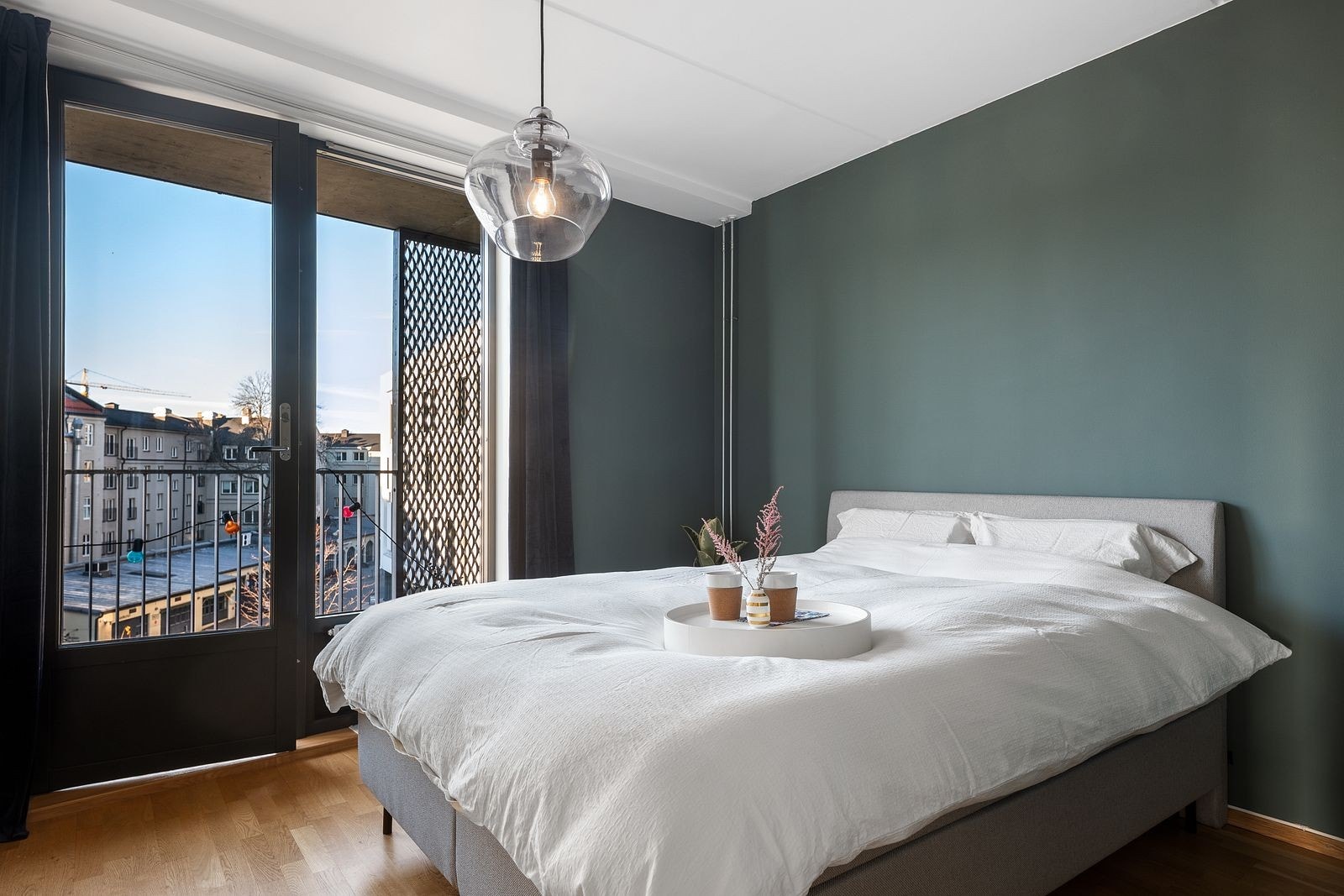 Soverom 1, med stor skyvedørsgarderobe - utgang til balkong Galleribilde