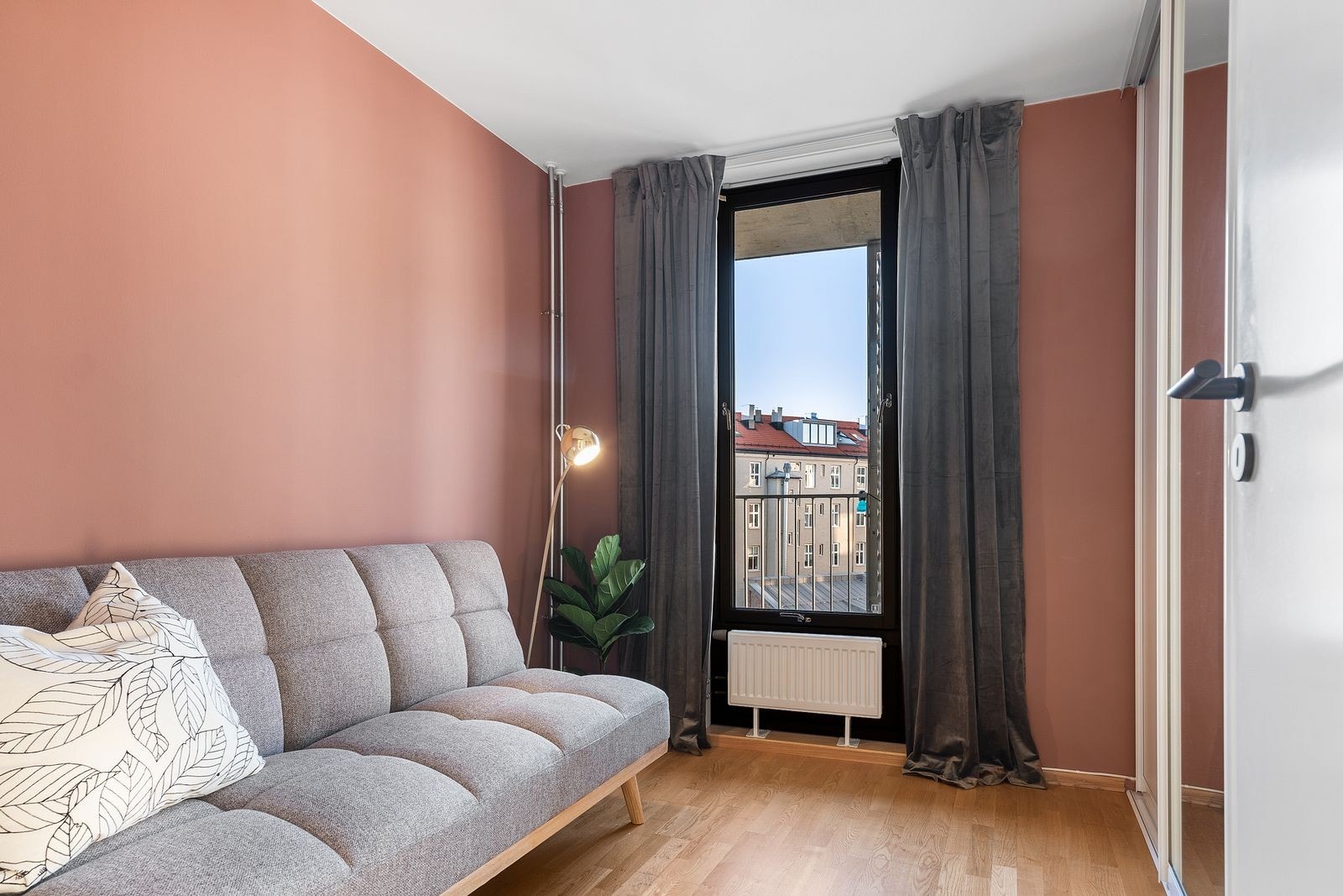 Soverom 2, plass til 120cm seng, lagring i skyvedørsgarderobe Galleribilde