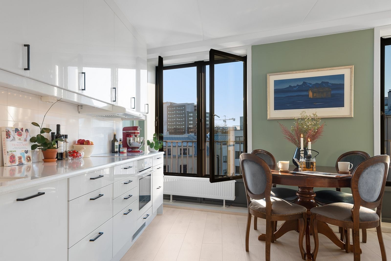 Spisestue - Sentralfyring og varmtvann er inkludert i leien Galleribilde