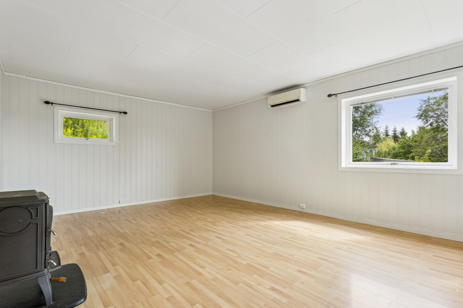 I stuen har du varmepumpe og vedovn som fyringskilde. Galleribilde