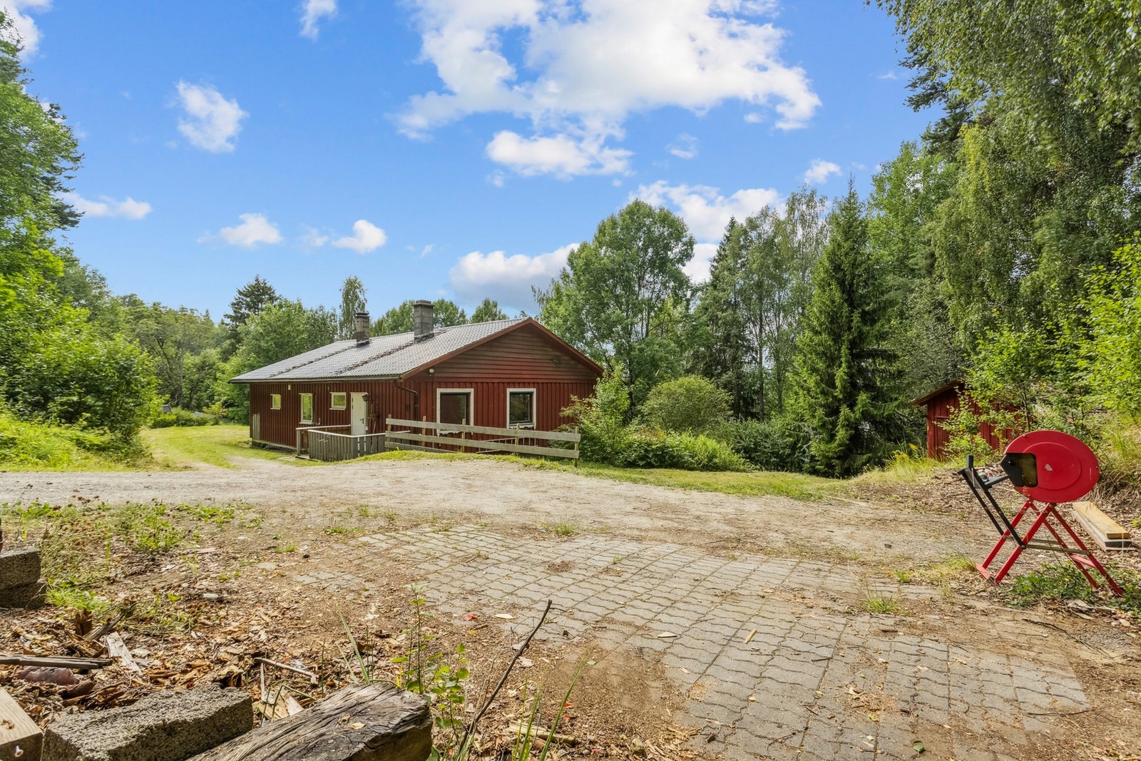 Eiendommen har godt med biloppstillingsplass på tunet. Galleribilde
