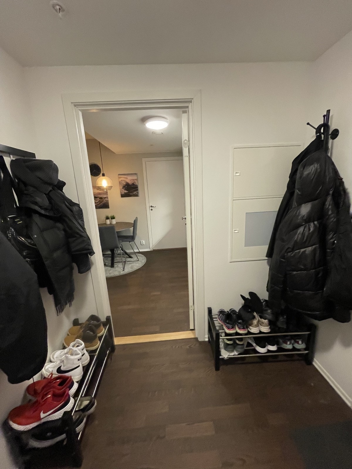 I entrèen er det god plass til oppbevaring Galleribilde
