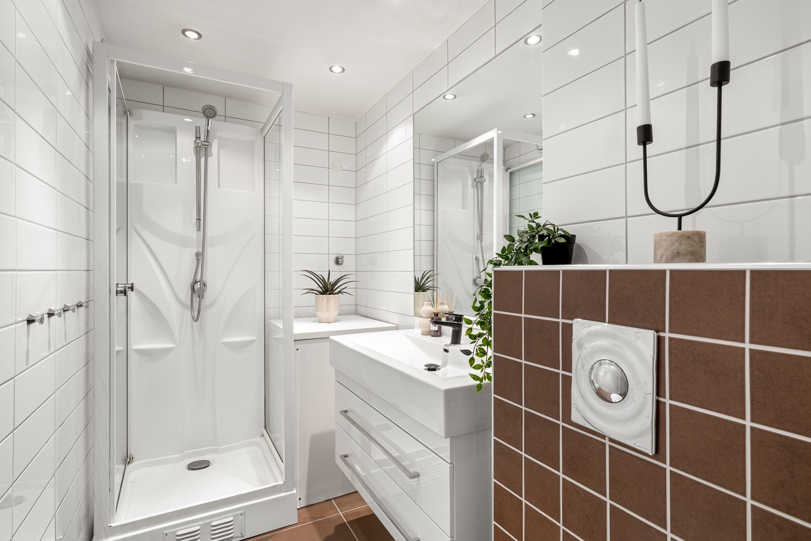 Badet er innredet med flis på veggene og malt gips i taket Galleribilde