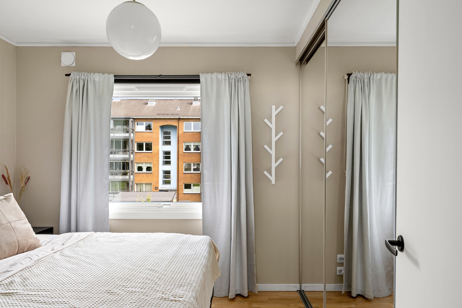 hovedsoverommet er det plass til dobbeltseng og skyvedørsgarderobe, de to andre rommene har plassbygde garderobeskap Galleribilde