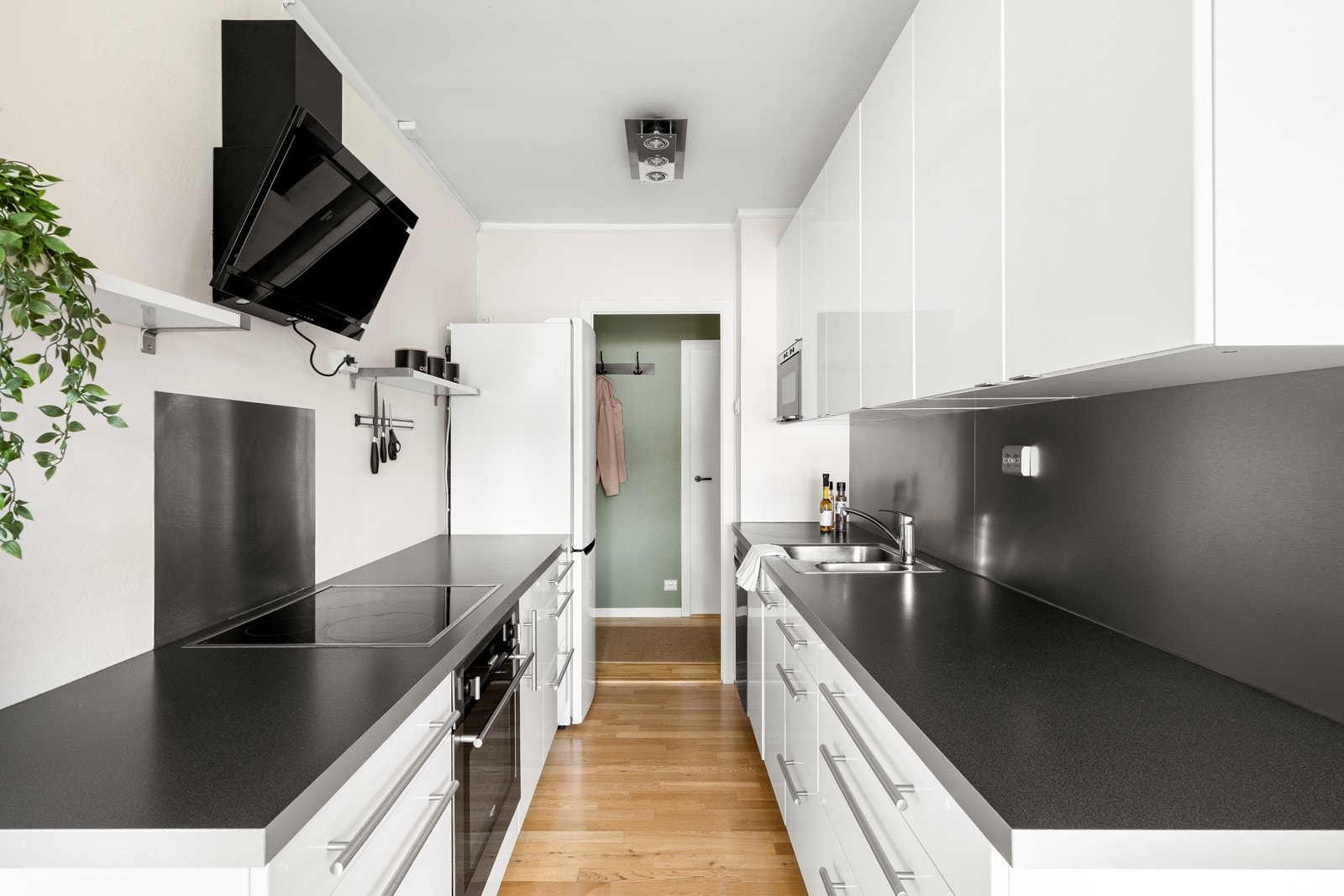 Kjøkkenet er fra 2006 og levert av IKEA. Innredningen består av hvite, slette høyglansfronter som gir et moderne og lyst uttrykk og benkeplaten i laminat Galleribilde