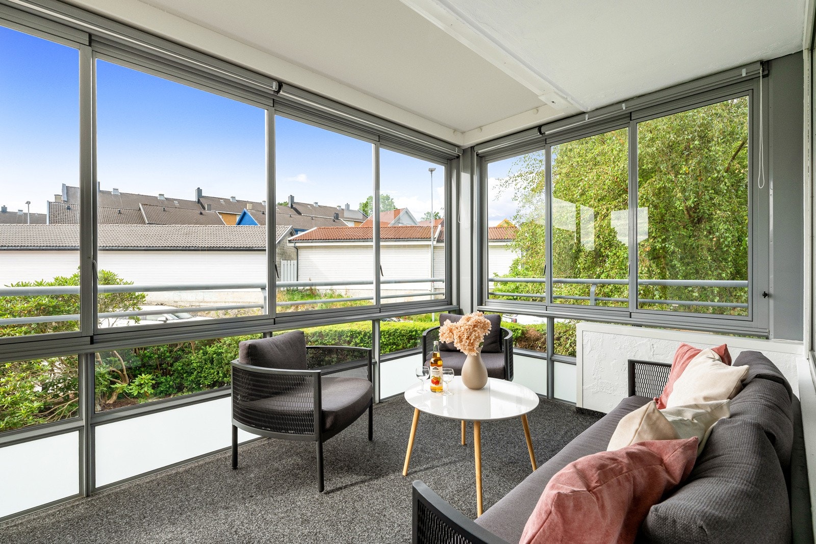 Innglasset balkong på ca 11 kvm som har god plass til sittegrupper Galleribilde