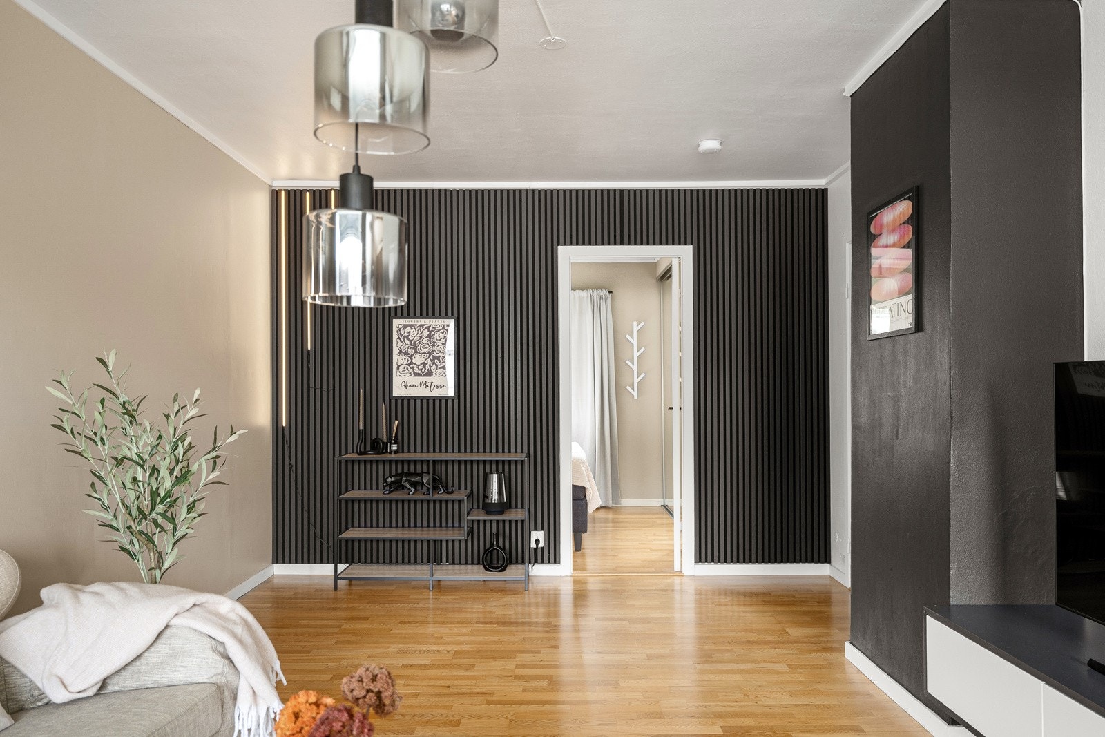 Stuen er et hyggelig oppholdsrom med stor vindusflate som bidrar til en luftig atmosfære Galleribilde