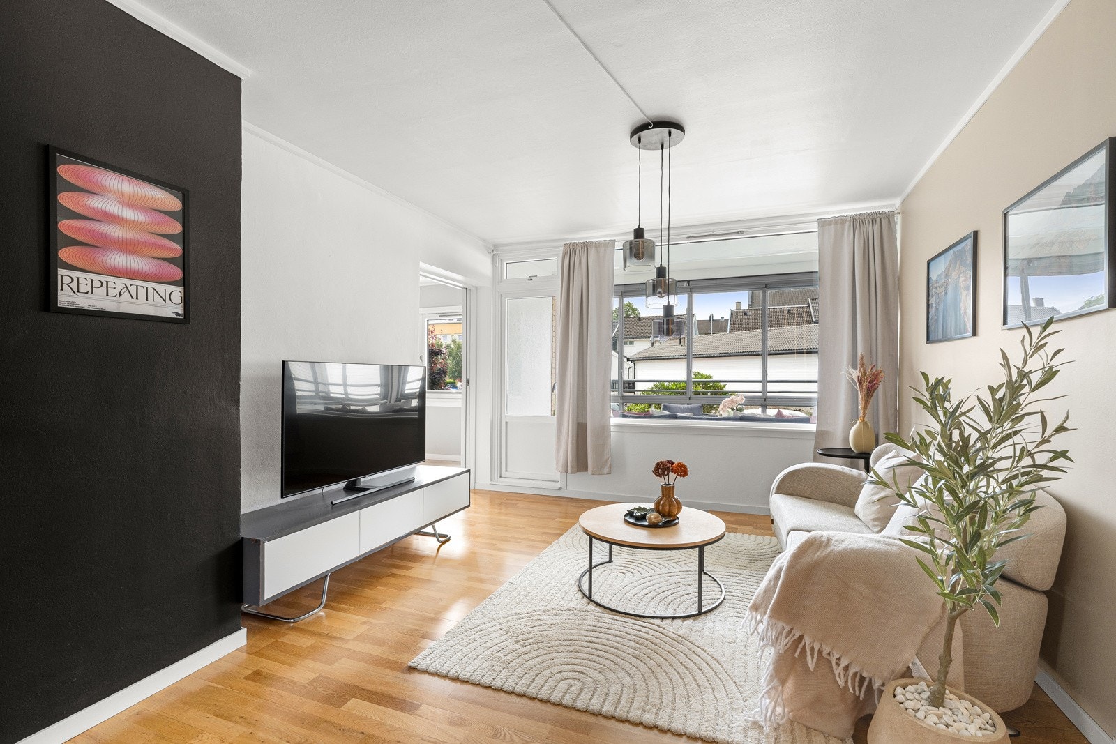 Vinduet inkluderer en glassdør til innglasset balkongen, en herlig forlengelse av stuen - også i høstmånedene Galleribilde