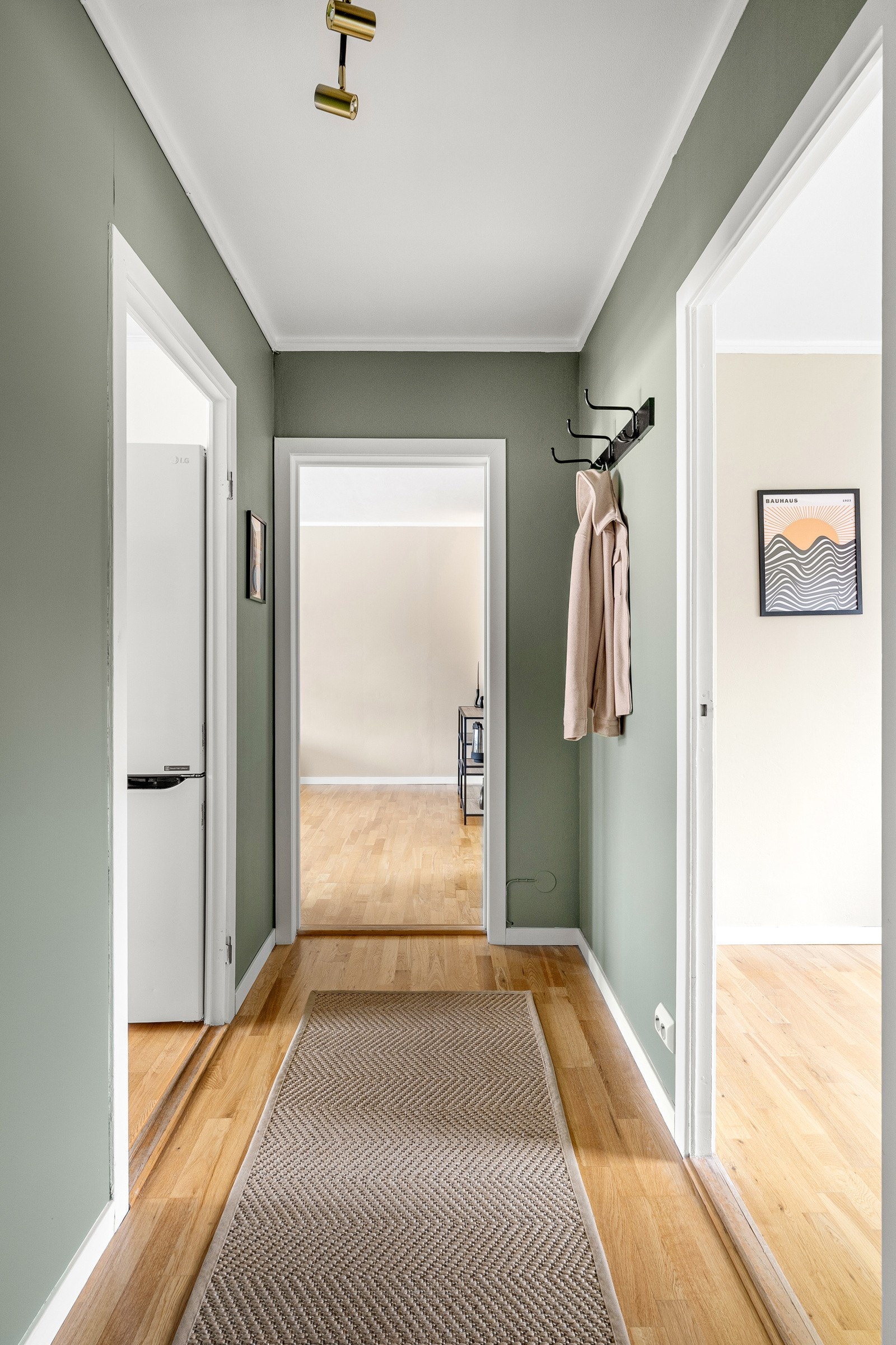 Gangen har man mulighet for å henge fra seg i et innebygd skap eller på knagger Galleribilde