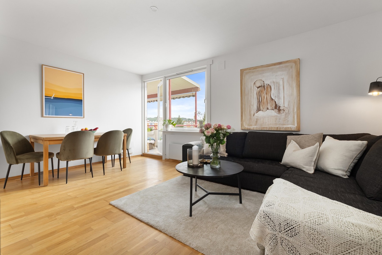 Trivelig oppholdsrom med naturlig lys. Galleribilde