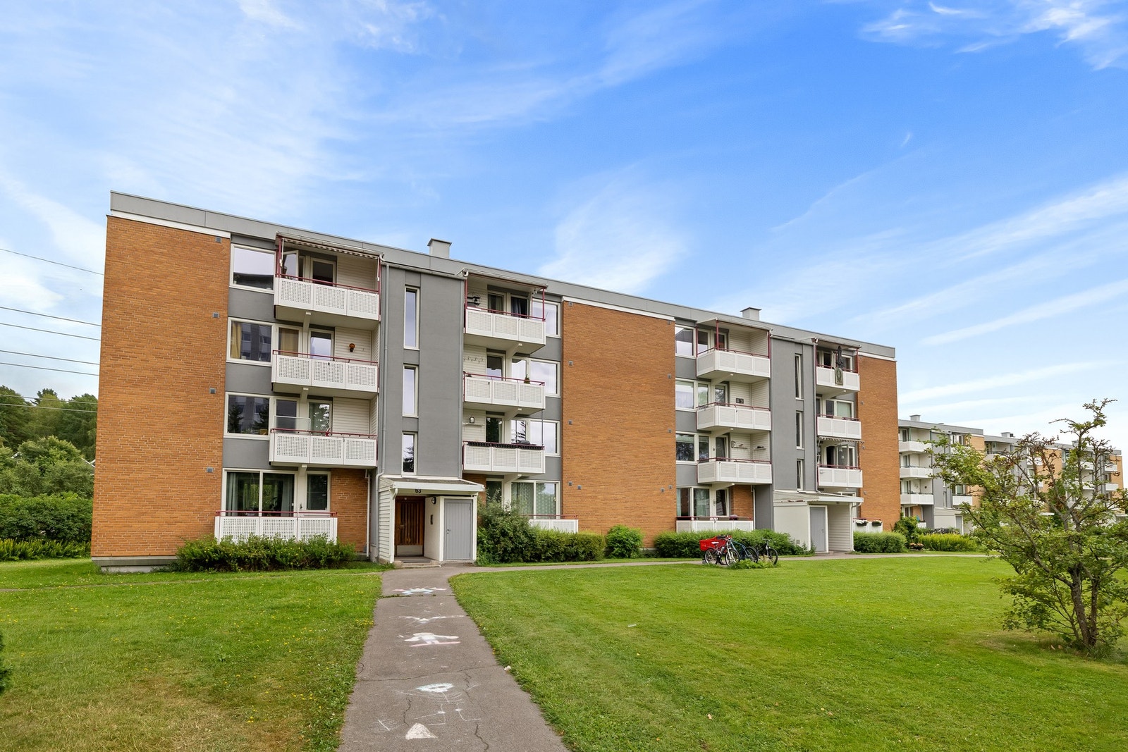 Leiligheten ligger sentralt på Manglerudvangen borettslag, øverst i 4 etg som en hjørne- og toppleilighet. Galleribilde