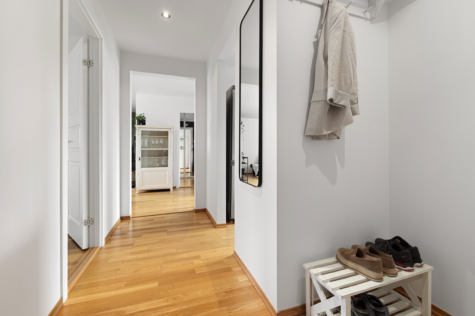 Her er det mulighet for å henge av seg yttertøy i gangen. Galleribilde