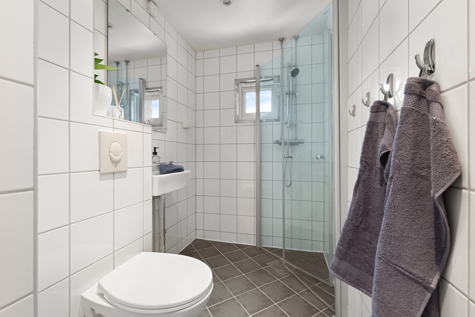 Badet har veggmontert klossett og downlights i taket. Galleribilde