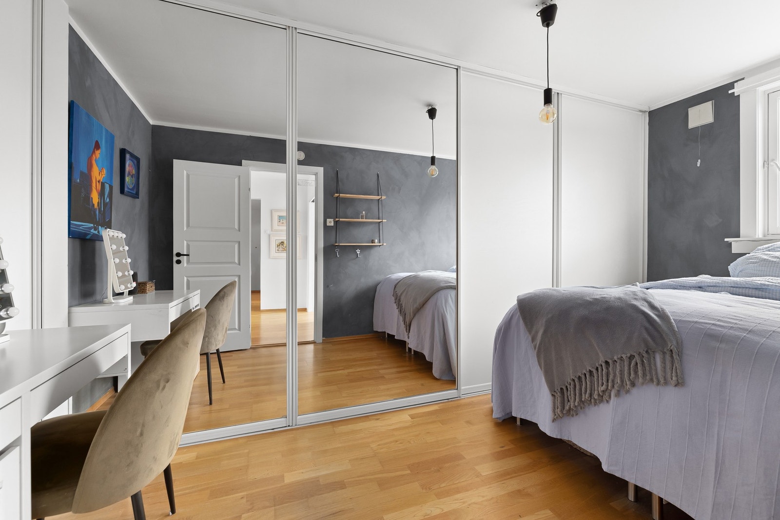 Soverom 1: Her er det en stor skyvedørsgarderobe med kurver og hyller. Galleribilde