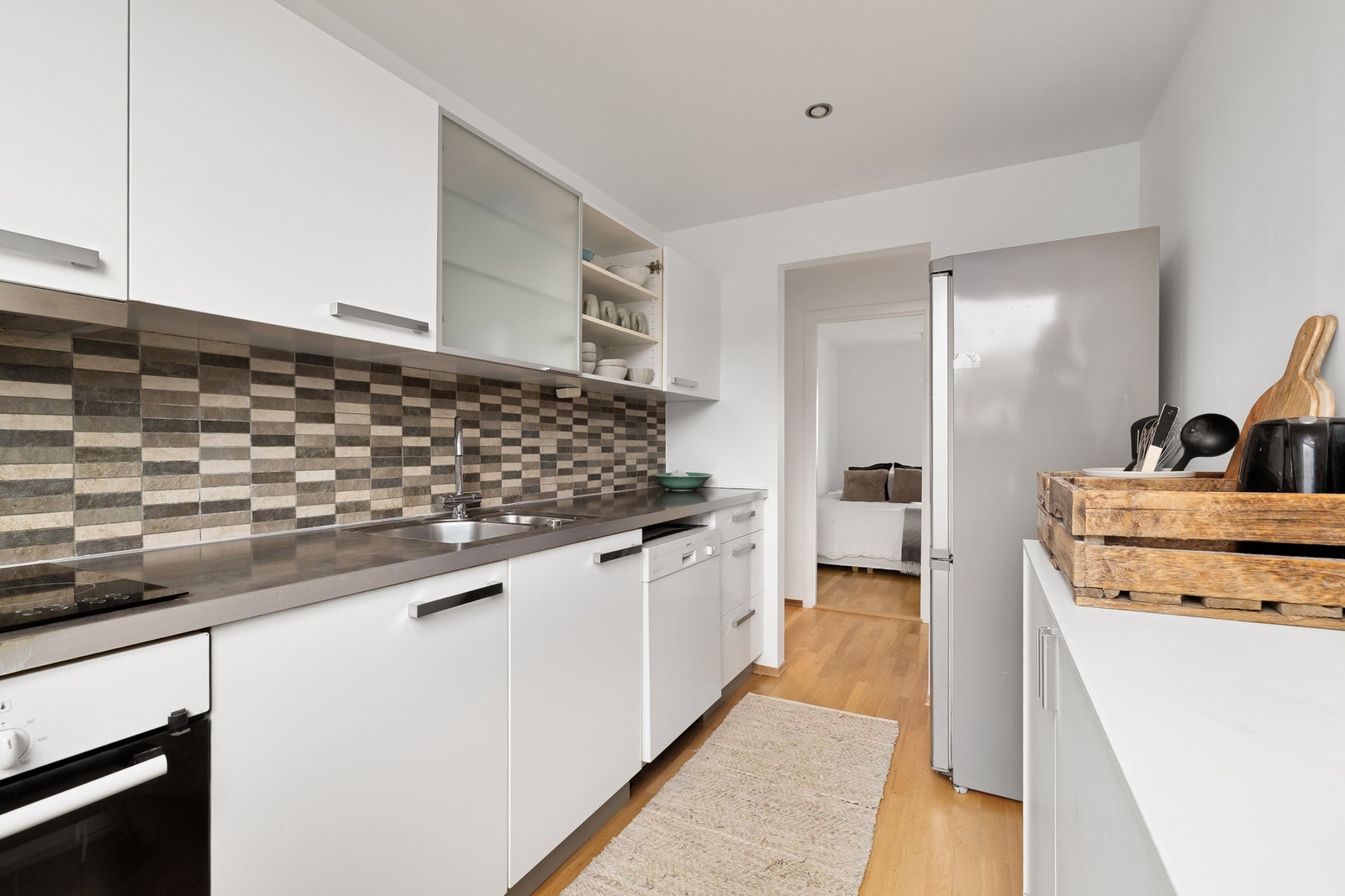 Kjøkkenet har god benkeplass. Galleribilde