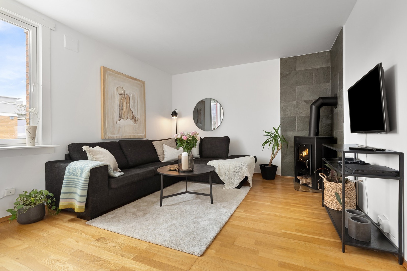 Koselig sofakrok med peisovn i hjørnet. Galleribilde