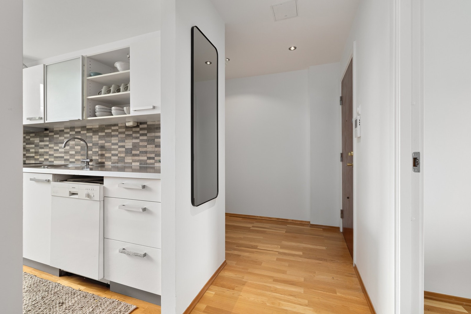 Kjøkkenet har integrerte hvitevarer. Galleribilde