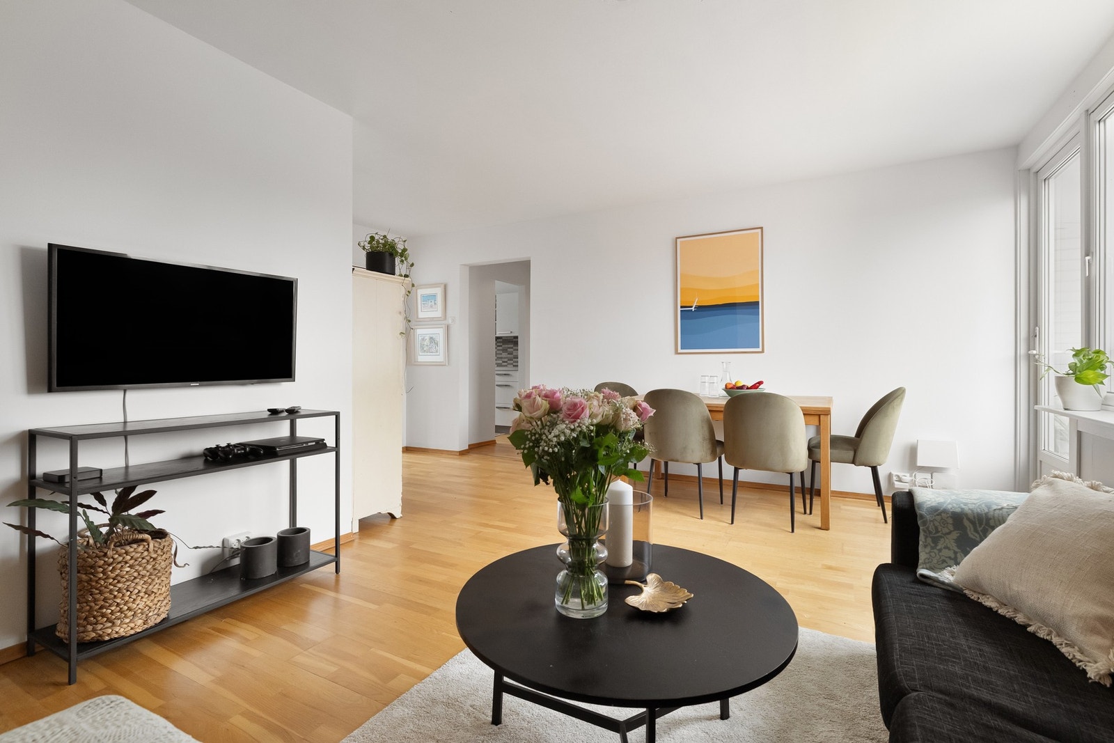 Lys og luftig stue med plass til spisebord og sittegruppe. Galleribilde