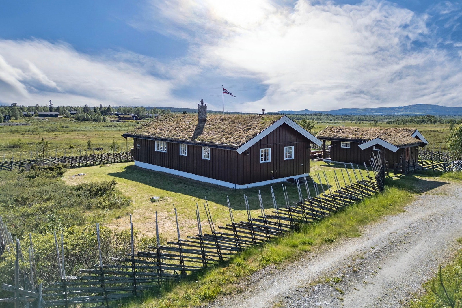 Fin skigard og portal for å komme inn på eiendommen Galleribilde